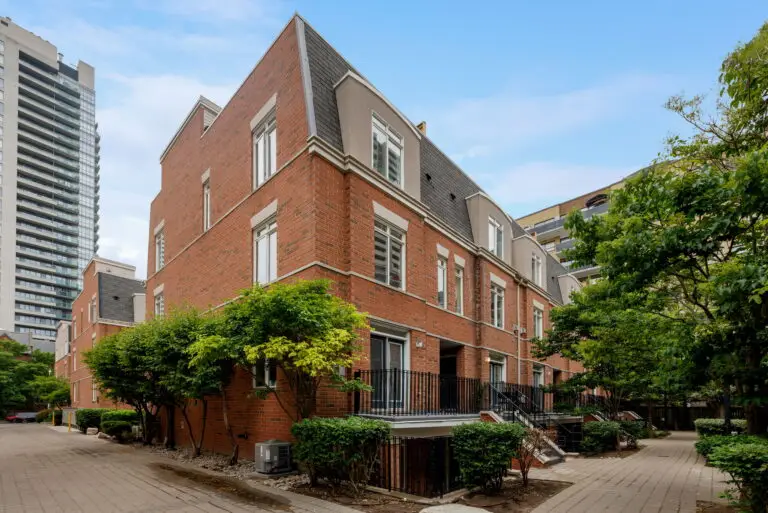 Updated 2-bedroom stacked townhouse for sale at 415 Jarvis Street Toronto
